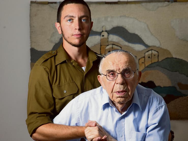 "הכי מרגש את סבא לראות אותי חוזר הביתה עם נשק ומדים". הברמן והנכד השריונר יעקב (צילום: אלכס קולומויסקי) yk13869850