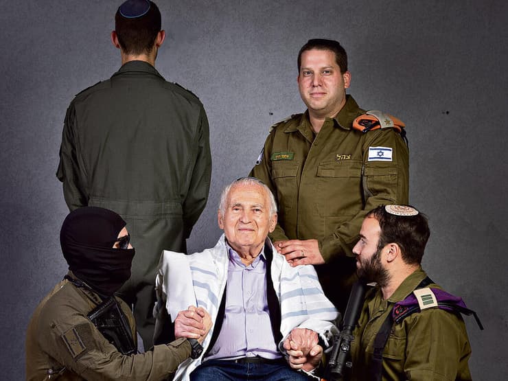 "חשוב לי שסבא, שניצל מהתופת בשואה, יהיה גאה בכל הנכדים שלו שמשרתים את המדינה". מאיר הורן עם הנכדים הלוחמים — סרן ר', רס"ן א', סגן ע' וסגן נ' (צילום: אביגיל עוזי) yk13869895
