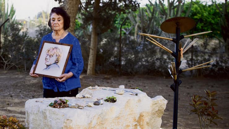 בלה חיים על הקבר של הנכד יותם. "שאלתי את העובדת הסוציאלית: 'באת להגיד לי שיותם חזר?' היא בכתה. הבנתי שיותם איננו עוד" (צילום: אביגיל עוזי) yk13894882