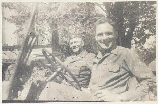מימין לשמאל: אביו של מייקל, לסטר, לצד אחיו ג'ו, במהלך המלחמה
