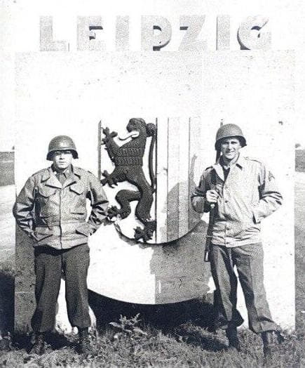 מימין לשמאל: אביו של מייקל, לסטר, לצד אחיו ג'ו, בלייפציג במדי צבא ארה"ב