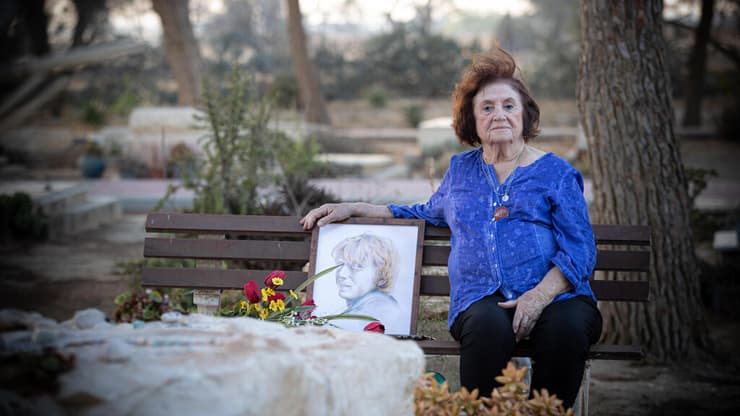 בלה עם ציור דוקנו של יותם ז"ל. "החלטתי שאני אמשיך לעמוד זקופה ואף אחד לא יפיל אותי" (צילום: אביגיל עוזי) בלה עם ציור דוקנו של יותם ז"ל