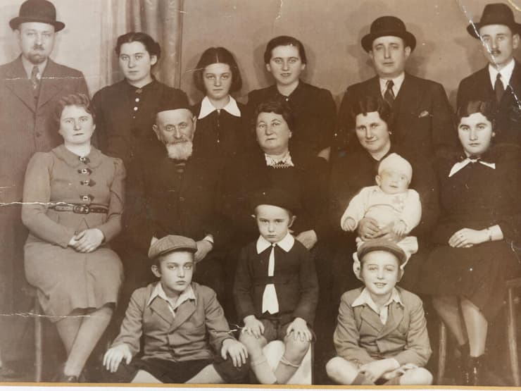 חיים הרצל (שורה ראשונה משמאל) ומשפחתו