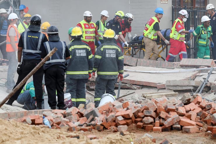 דרום אפריקה מאמצי חילוץ בניין ש קרס עשרות לכודים