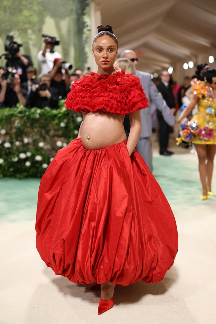 אופנה גאלה מטרופוליטן 2024 שטיח אדום המתלבשות הרעות אדווה אבואה