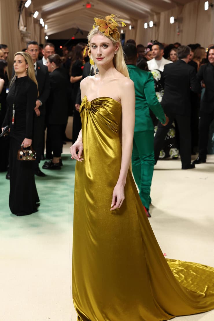 אופנה גאלה מטרופוליטן 2024 שטיח אדום המתלבשות הרעות אליזבת דביקי