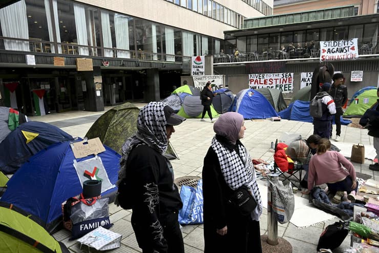 מפגינים פרו פלסטינים אוניברסיטה הלסינקי פינלנד מחאה הפגנה נגד ישראל