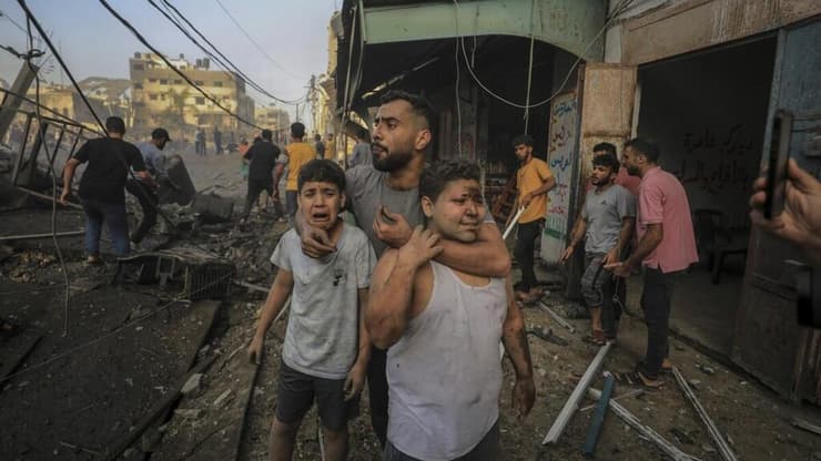 צילום של יאסר קודיח, ובו נראים גבר ושני אחייניו לאחר מתקפה בעזה