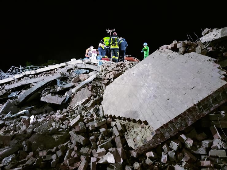 דרום אפריקה מאמצי חילוץ בניין ש קרס עשרות לכודים