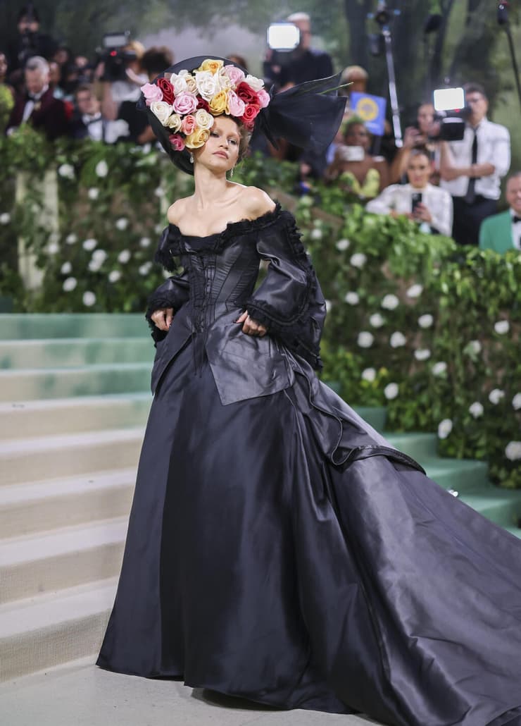 אופנה גאלה מטרופוליטן 2024 שטיח אדום המתלבשות הטובות זנדאיה