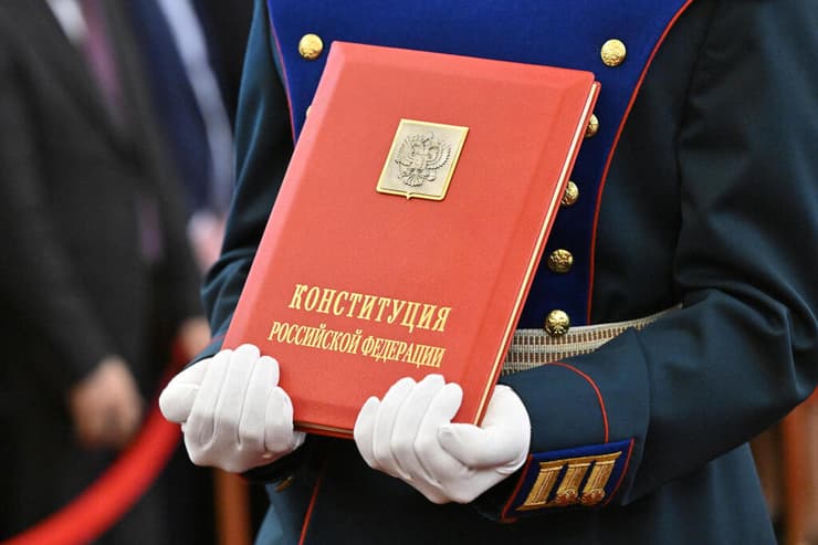 רוסיה השבעה של ולדימיר פוטין עותק של ה חוקה