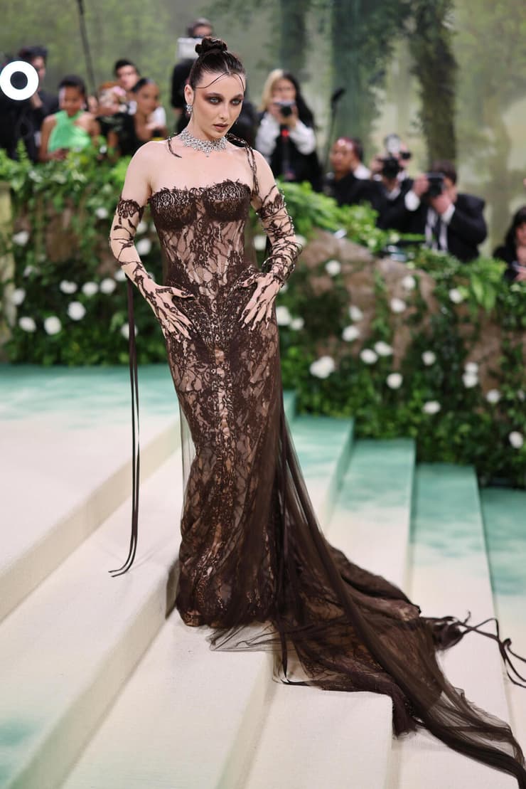 אופנה גאלה מטרופוליטן 2024 שטיח אדום המתלבשות הטובות אמה צ'מברליין