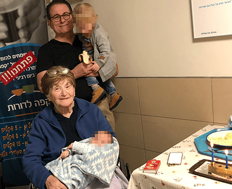 יעקב גנדלמן עם ילדיו ועם אמו, מרים. נטל הטיפול בניצולים נשען על הילדים (צילום: אוסף פרטי) יעקב גנדלמן עם ילדיו ועם אמו, מרים