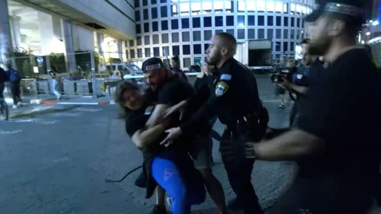 עימותים בין ג'ינה צנגאוקר לשוטרים בהפגנה של משפחות החטופים בתל אביב