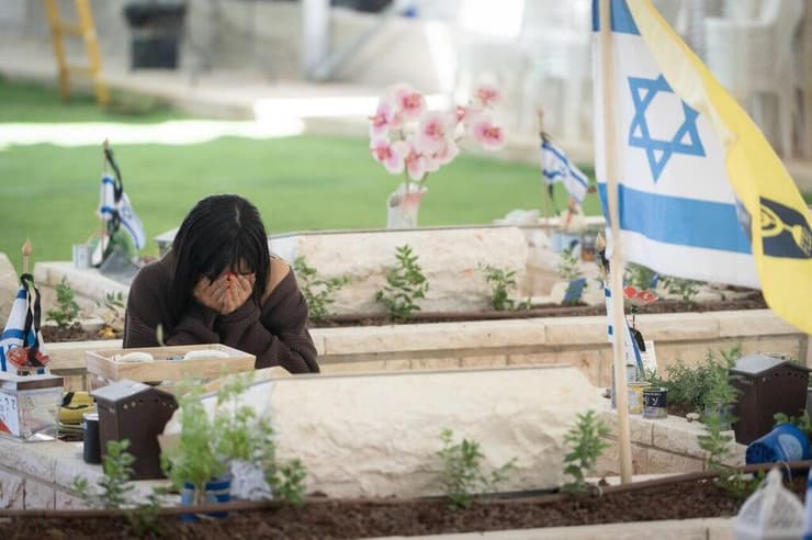 משפחות שכולות עולות להר הרצל לקראת טקס יום הזיכרון