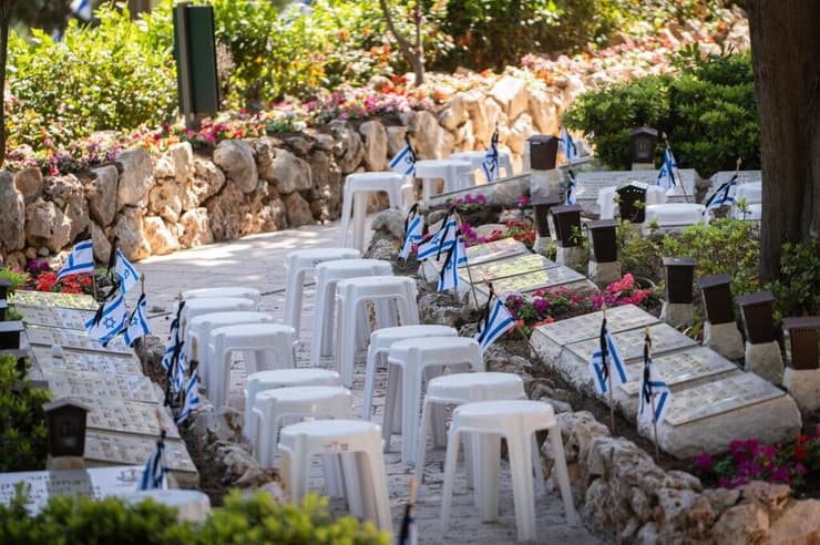 משפחות שכולות עולות להר הרצל לקראת טקס יום הזיכרון