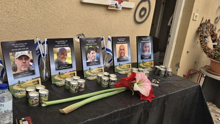    משפחות הנרצחים במרפאה בבארי, לאחר הטקס