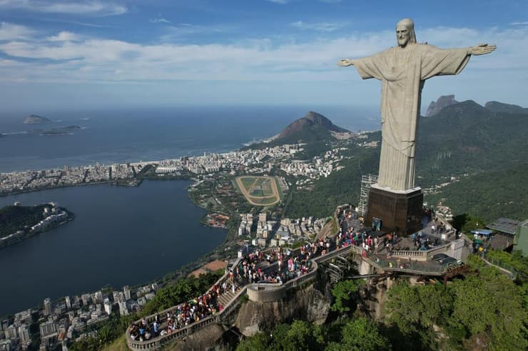 פסל ישו הגואל בפסגת הר קורקובדו בברזיל