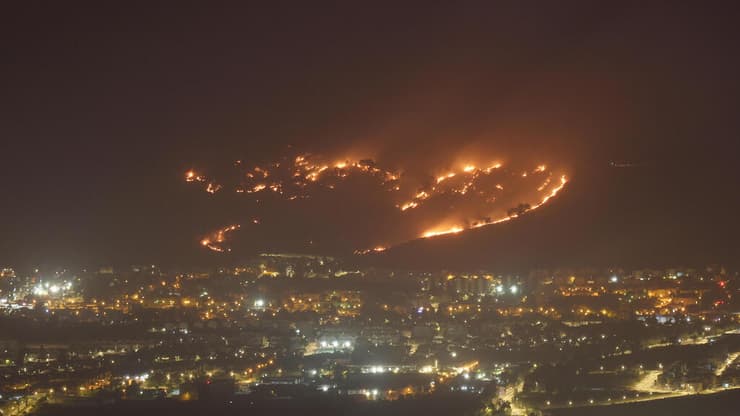 שריפות גדולות בקריית שמונה בעקבות מטחי טילים מלבנון