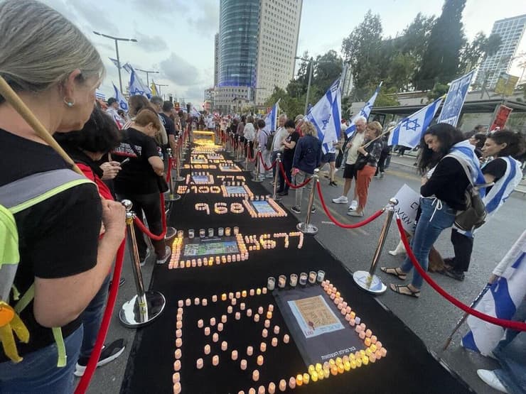 מיצג חללי יום הזיכרון במחאה בקפלן, תל אביב
