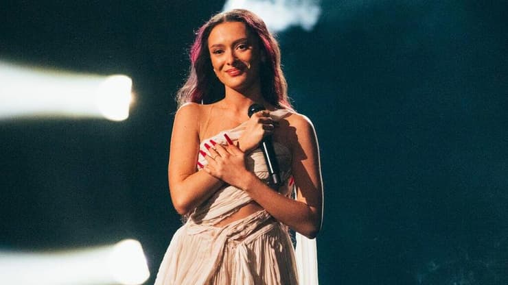 עדן גולן על במת גמר אירוויזיון 2024