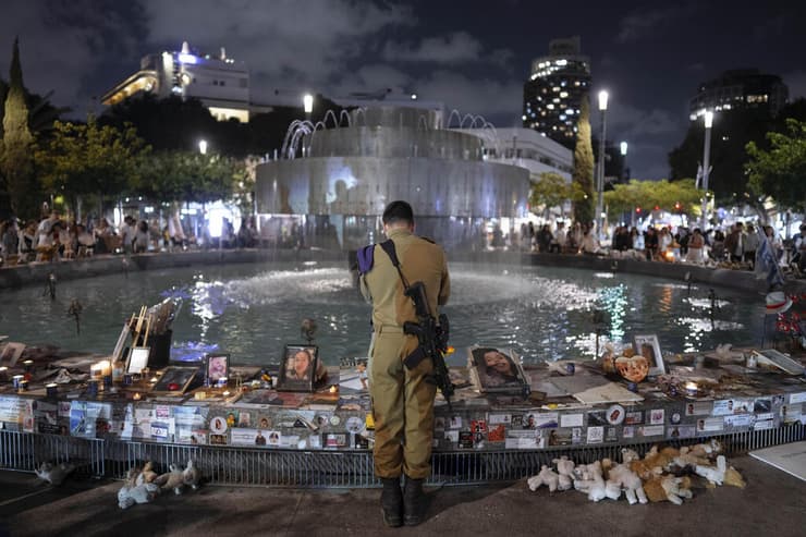 אנשים עומדים בצפירה בכיכר דיזינגוף תל אביב