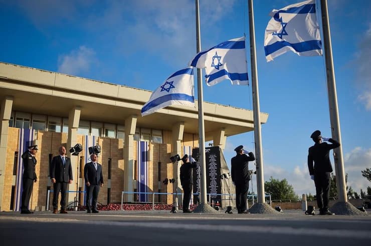 דגל ישראל בחצי התורן בכנסת, ארכיון (צילום: נועם מושקוביץ, דוברות הכנסת) מעמד הורדת דגל ישראל לחצי התורן ברחבת הכנסת