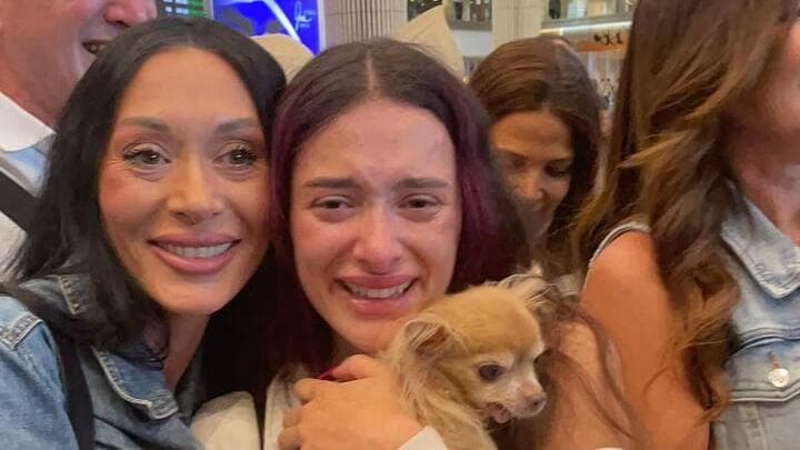 עדן גולן מתאחדת עם אימה והכלב שלה בנמל התעופה