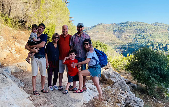 אהב לטייל עם המשפחה, בכל גיל. אמיר (משמאל) עם הוריו, אסתר ויניב, אחיו איתן, גיסתו נופר והאחיינים מטר ובארי