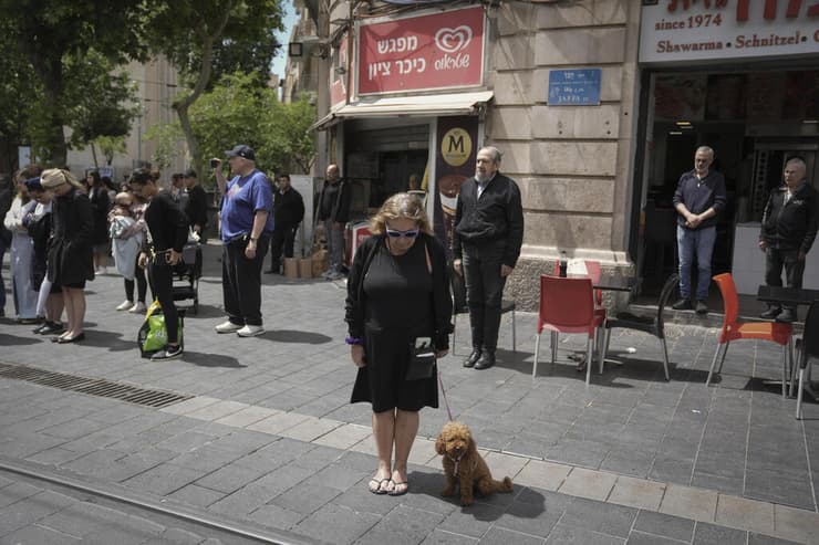 עומדים בצפירה ביום הזיכרון בירושלים