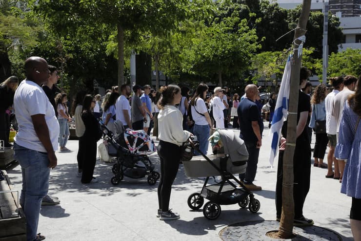 עומדים בצפירה ביום הזיכרון בתל אביב