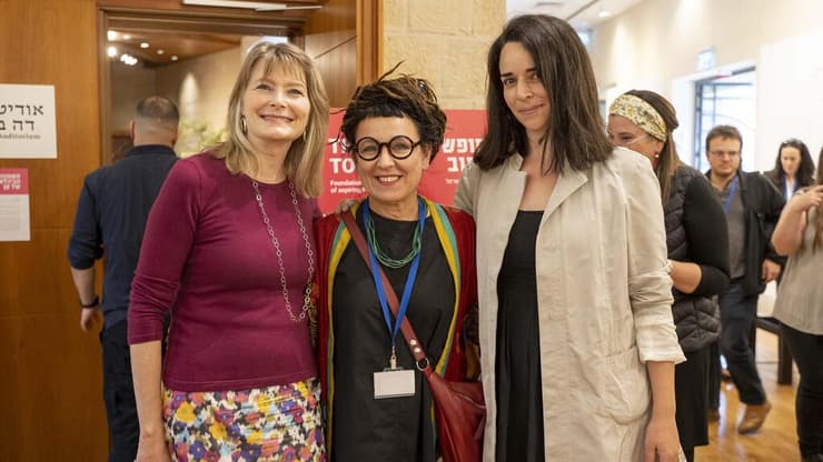 ג'וליה פרמנטו צייזלר עם הסופרות אולגה טוקרצ׳וק וג׳ניפר איגן