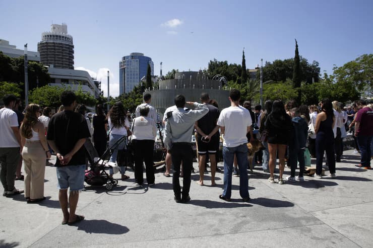 עומדים בצפירה ביום הזיכרון בתל אביב