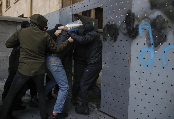 גאורגיה מפגינים מחוץ לפרלמנט לקראת אישור חוק הסוכנים הזרים החוק הרוסי 