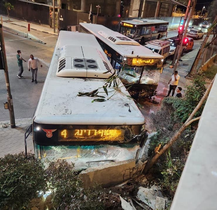 תאונה בין שני אוטובוסים בתל אביב