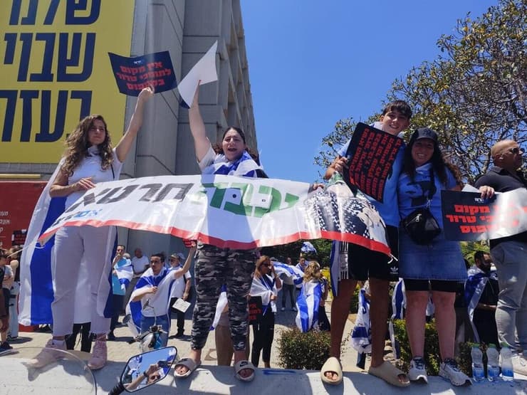 פעילי ימין מפגינים נגד ההפגנה לציון הנכבה באונ' תל אביב