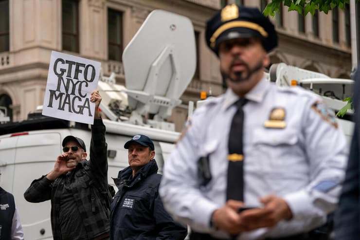 מפגינים נגד מחוקקים רפובליקנים שהגיעו לתמוך ב טראמפ במשפטו ב ניו יורק