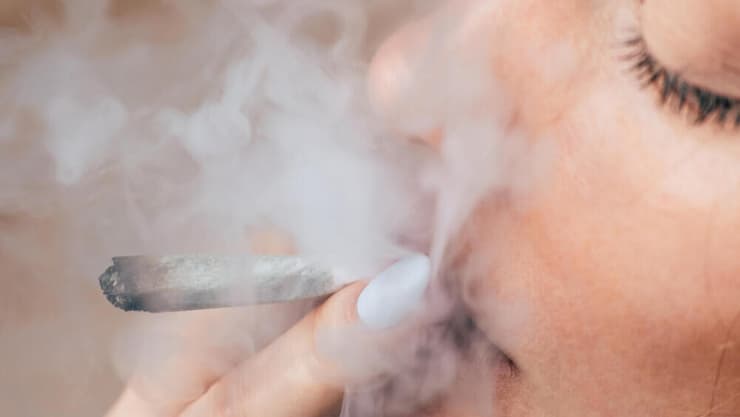 "מזהירים את הציבור מלהשתמש בקנאביס בהקשרים של פוסט-טראומה" (צילום: shutterstock) מריחואנה קנאביס עישון