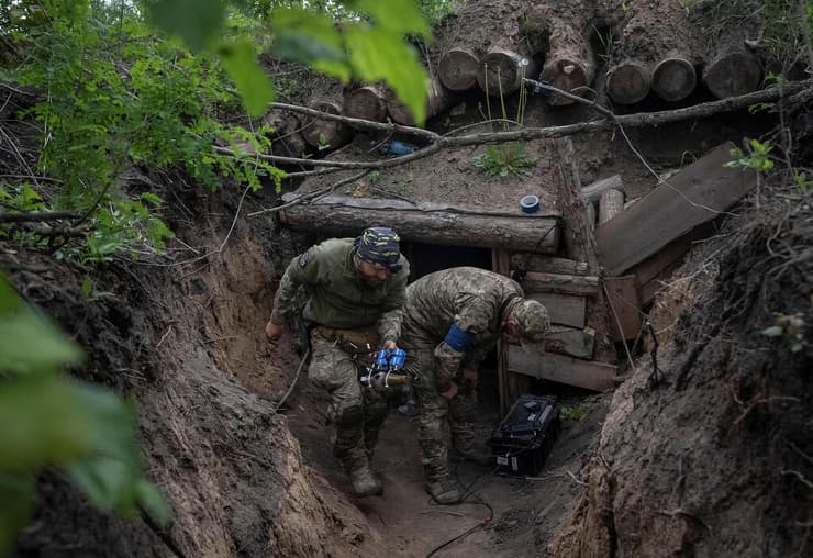 לוחמים של צבא אוקראינה מפעילים רחפן באזור הגבול עם רוסיה באזור חרקוב בצל מתקפה של רוסיה 