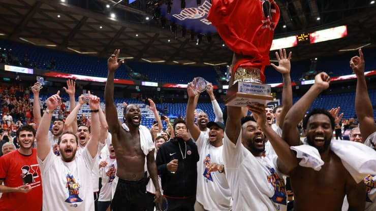 שחקני הפועל ירושלים חוגגים את הזכייה בגביע המדינה (צילום: טל שחר) שחקני ירושלים