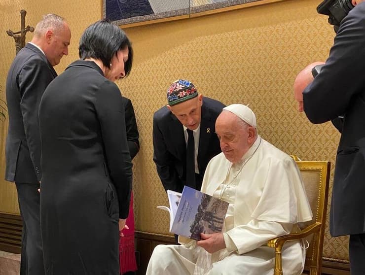 האפיפיור פרנסיסקוס לצד גוסטי ברוורמן