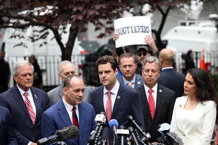 מפגינים נגד מחוקקים רפובליקנים שהגיעו לתמוך ב טראמפ במשפטו ב ניו יורק
