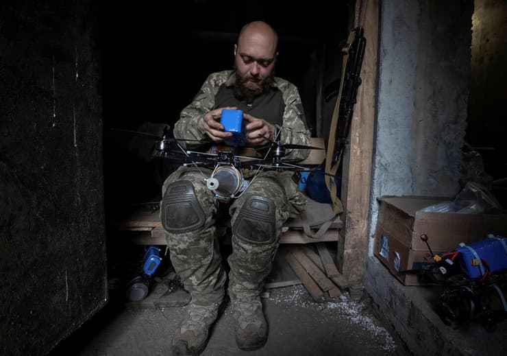 לוחמים של צבא אוקראינה מפעילים רחפן באזור הגבול עם רוסיה באזור חרקוב בצל מתקפה של רוסיה 
