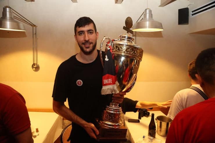 "באנו רעבים". יובל זוסמן עם גביע המדינה (צילום: מוטי קמחי) שחקן הפועל ירושלים יובל זוסמן עם גביע המדינה