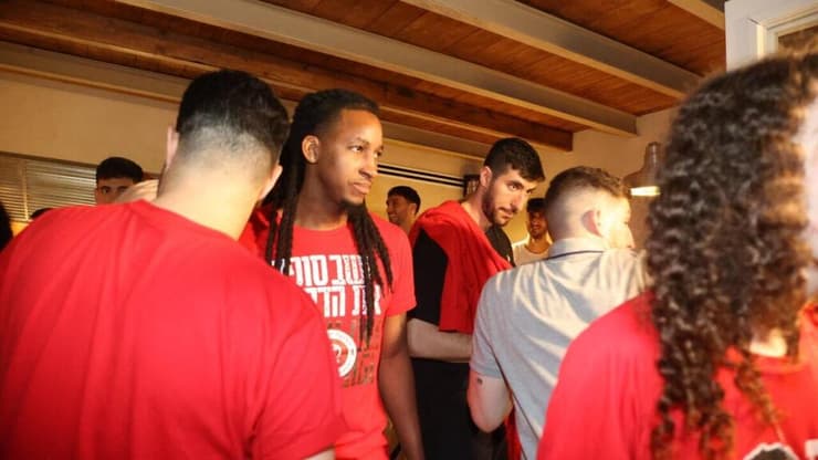 נאלצו להעתיק את החגיגות לנחלת בנימין. שחקני הפועל ירושלים (צילום: מוטי קמחי) ספידי סמית', חגיגות הזכייה של הפועל ירושלים בגביע