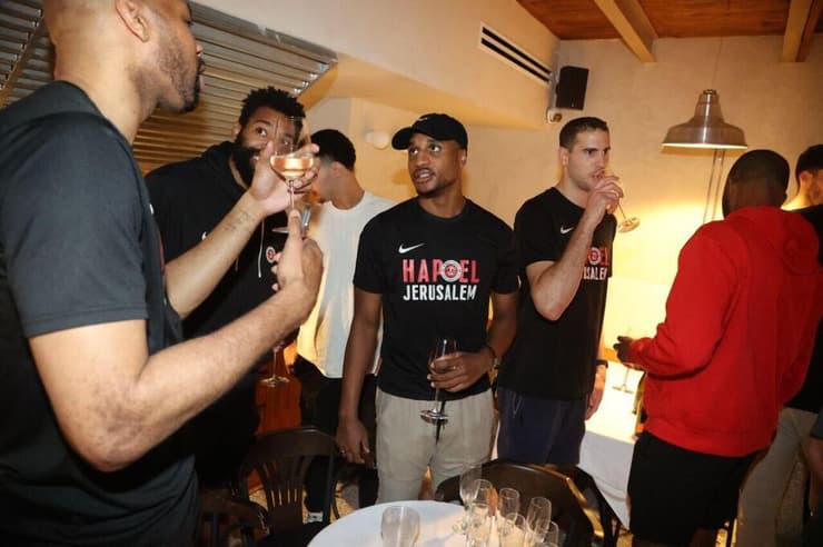 סוף הגיעה השמפניה (צילום: מוטי קמחי) חגיגות הזכייה של הפועל ירושלים בגביע