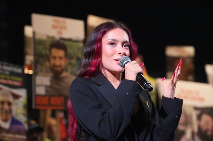 שיר שבעיניו קרוב לתפילה. עדן גולן בעצרת בכיכר החטופים (צילום: מוטי קמחי) עדן גולן בעצרת בינלאומית בכיכר החטופים