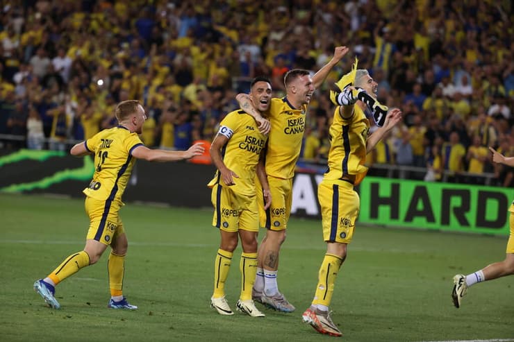 שחקני מכבי ת"א חוגגים אליפות