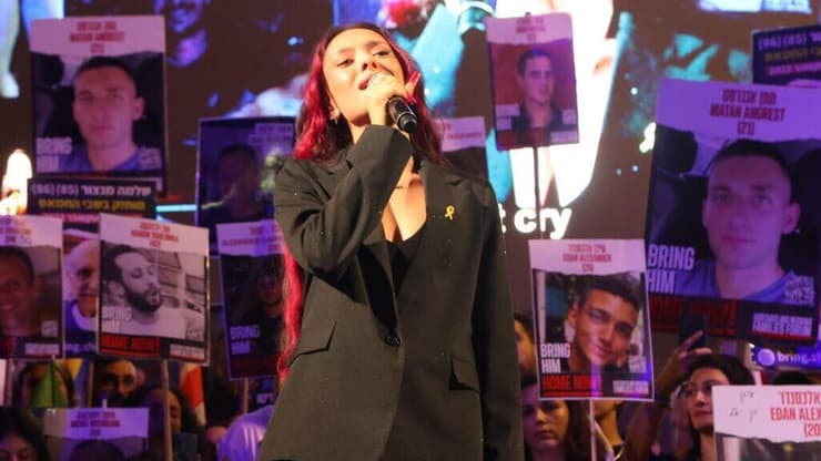 בעצרת בינלאומית בכיכר החטופים (צילום: מוטי קמחי) עדן גולן בעצרת בינלאומית בכיכר החטופים