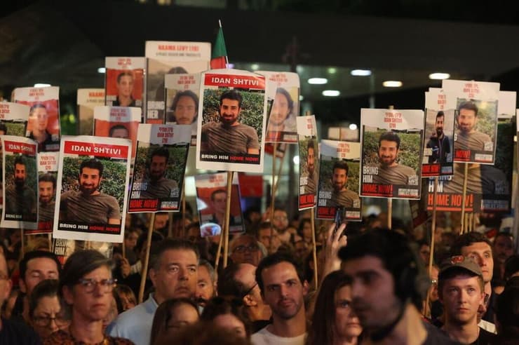 משפחות החטופים בעצרת בינלאומית בכיכר החטופים